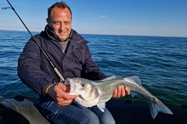 How to target big bass with a lure in the 10 to 20 meter depth zone?