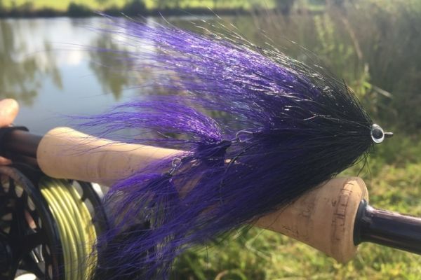 Les mouches articul�es sont tr�s prenantes pour le brochet