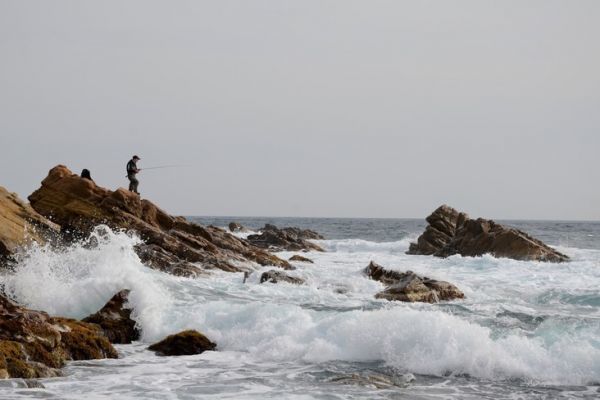 Pcher en cte rocheuse en scurit