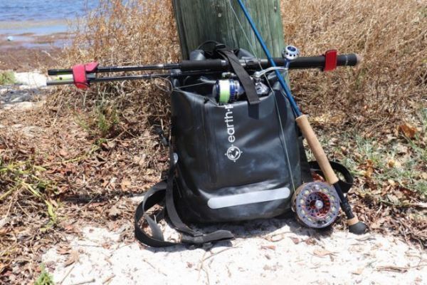 Le sac  dos tanche Earth Pak est conu pour les activits nautiques.