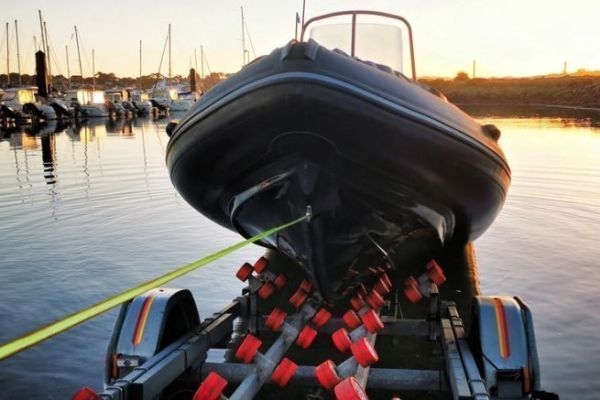 Mise à l'eau d'un semi-rigide Zeppelin.