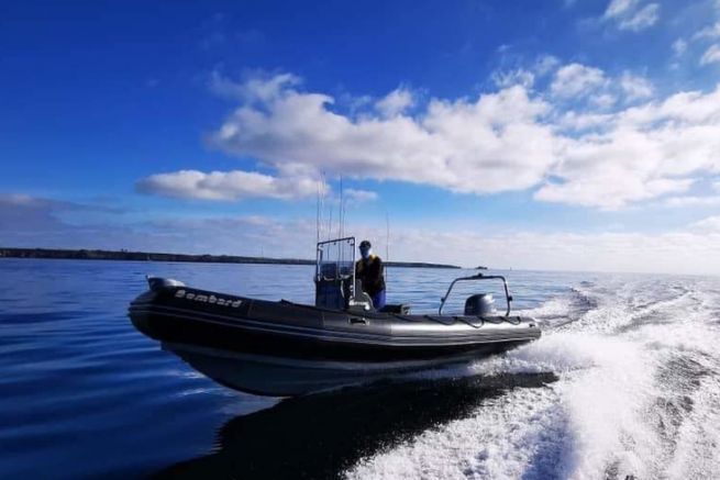Le Bombard Explorer 600 est un semi-rigide apprécié des pêcheurs en mer.